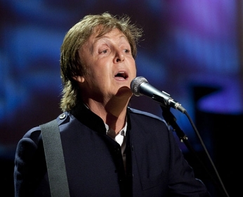 Paul McCartney deixa hotel pela garagem e passeia de bicicleta em parque de So Paulo 