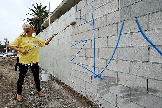 Paris Hilton presta servio comunitrio em Los Angeles pintando paredes pichadas