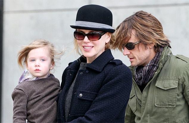 Nicole Kidman carrega a filha Sunday Rose ao lado do marido Keith Urban