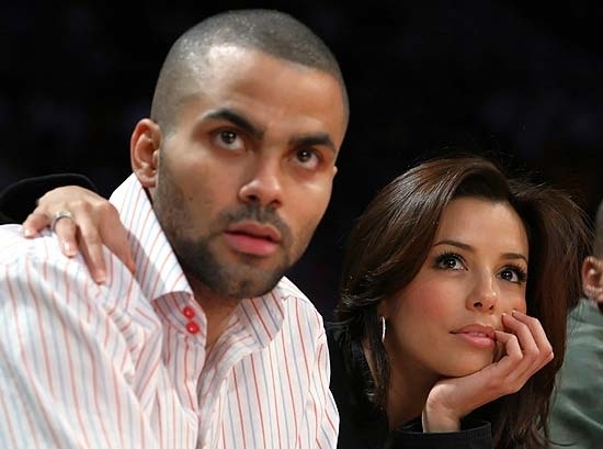 Tony Parker e Eva Longoria assistem a jogo de basquete