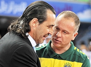 Mano cumprimenta o tcnico argentino Sergio Batista