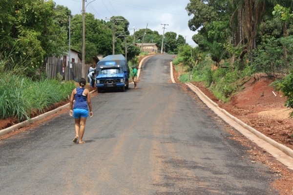 Pavimentao da Rua Valemtin Peron at a sada da cidade um dos sonhos antigos dos moradores est sendo concluda.