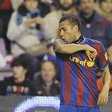 Daniel Alves comemora gol pelo Barcelona; lateral pode entrar na lista dos mais bem pagos