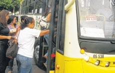 Valor de R$ 2,50 foi cobrado normalmente desde o dia 14 e continuou fixado nos nibus ontem