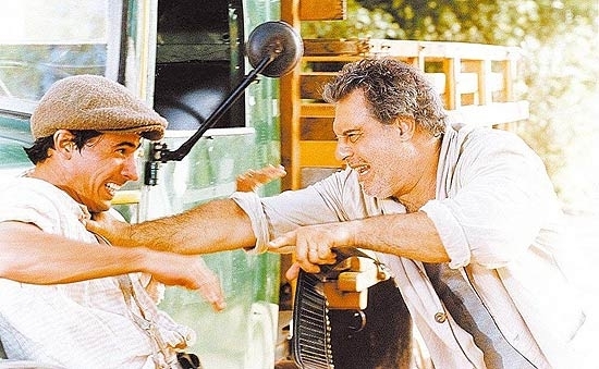 Os atores Leonardo Brcio ( esquerda) e Antonio Fagundes em cena da primeira fase da novela 