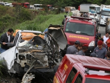 Acidente entre duas carretas deixou um ferido na segunda (15) na BR-381