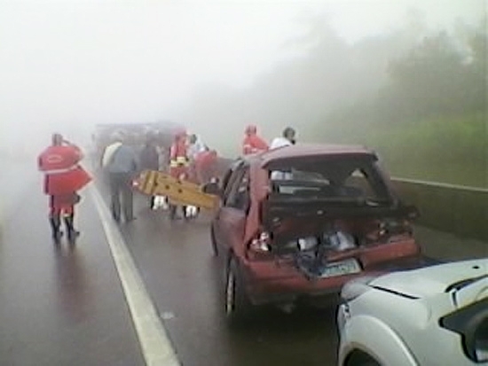 Engavetamento na via Anchieta envolveu dez veculos na pista sentido litoral de SP