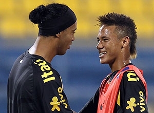 Ronaldinho e Neymar conversam durante treino da sele��o em Doha