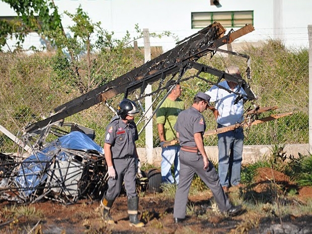 Soldados do Corpo de Bombeiros caminham em meio a destro�os