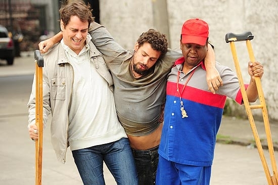 Gerson (Marcelo Antony) carrega Danilo (Cau Reymond) em cena de 