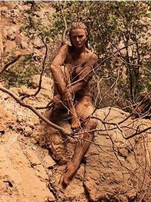 Luiza Brunet posa para ensaio completamente nua e coberta de argila