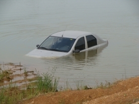 Carro sendo retirado