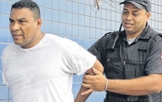 Com Jobenilto Mora de Arajo foi apreendido um carimbo de um mdico do Pronto-Socorro e blocos da secretaria de Sade