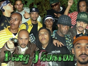 Mano Brown (de casaco preto) e os rappers do Big Ben Bang Jhonson. 