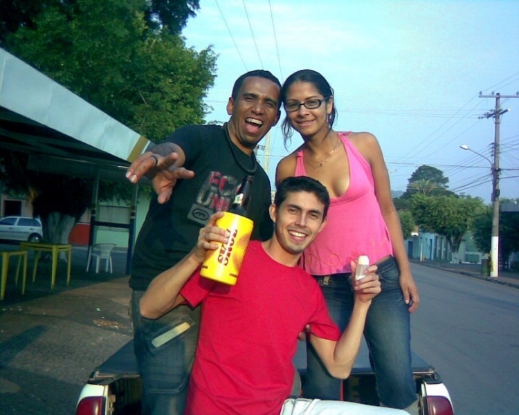 Divina Soares da Silva aparece em p nesta foto acompanhada de amigos em momento de diverso.