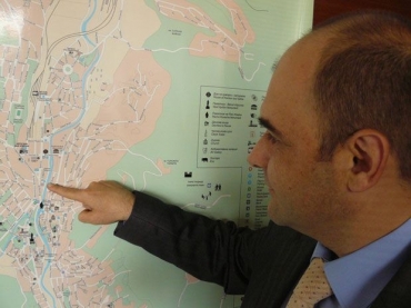 Nikolay Sirakov, prefeito de Gabrovo, aponta onde ficava a casa da fam�lia do pai de Dilma