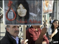 Manifestantes protestam em Paris contra o enforcamento da iraniana