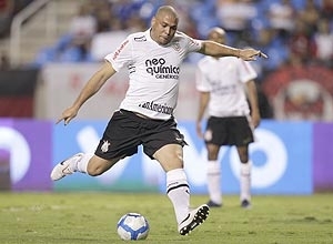 Ronaldo finaliza para marcar contra o Flamengo; atacante esteve nas ltimas trs partidas e deve enfrentar o Ava