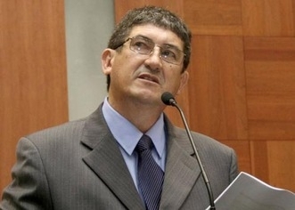 O juiz da 7 Zona Eleitoral de Diamantino, Luiz Fernando, determinou o afastamento do prefeito Erival Capistano (PDT)