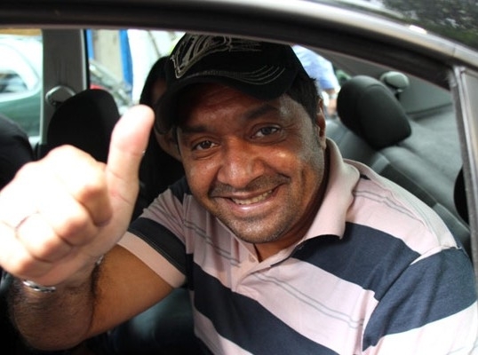 Tiririca conversou com jornalistas ap�s votar no domingo (31)