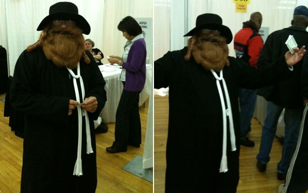 O brasileiro Luiz Sperandio foi votar fantasiado