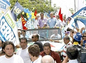 Ap�s carreata, A�cio retribuiu com beijo o abra�o de Serra