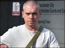 Coss foi descoberto aps enviar fotos suas a seus vizinhos