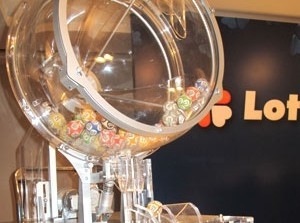 Globo usado para os sorteios das loterias da Caixa (Foto: Nathlia Duarte/G1)