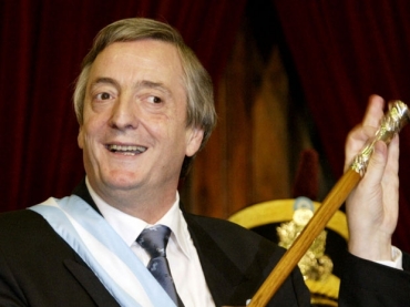 O ex-presidente argentino N�stor Kirchner brinca ao tomar posse de seu primeiro mandato, em 25 de maio de 2003.