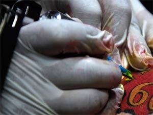 Homem tatuou um pnis de 40 centmetros nas costas de um amigo na Austrlia. (Foto ilustrativa)