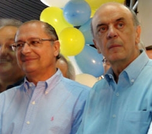 Governador eleito de SP Geraldo Alckmin e o candidato � Presid�ncia da Rep�blica, Jos� Serra, neste s�bado (23)
