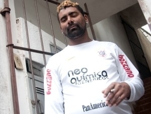 Zina posa em frente a sua casa, na comunidade do Jardim Panamericano, regi�o noroeste de S�o Paulo 