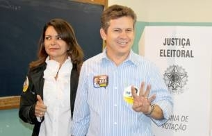 O candidato Mauro Mendes e sua esposa durante a votao: otimismo
