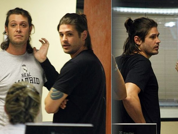 Na delegacia, Dado Dolabella teve a companhia do irmo, Gilberto,  esquerda