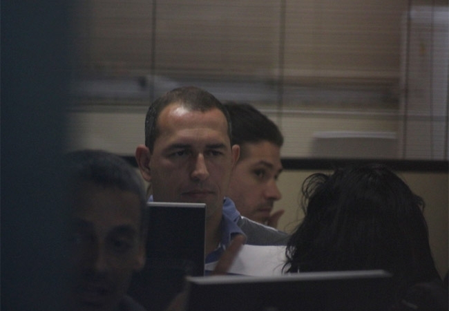 Dado Dolabella (ao fundo) na 14 DP do Leblon, no Rio