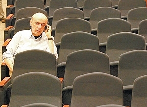 Serra fala ao celular com o ministro Gilmar Mendes em audit�rio onde se reuniu com entidades de servidores