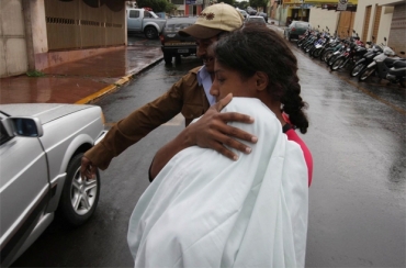 Menino teve alta e deixou o hospital nos bra�os da av� materna nesta ter�a-feira