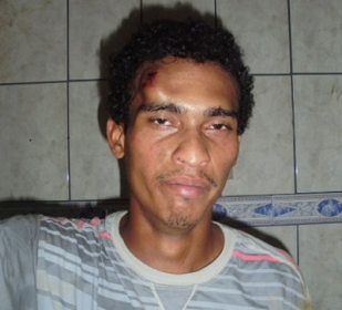 Identificado como Albidiu Ferreira do Nascimento, ele portava uma arma de fogo na cintura 