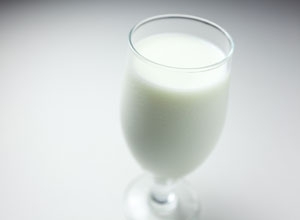 O leite ajuda a emagrecer, mas há médicos que dizem que não devemos ingeri-lo