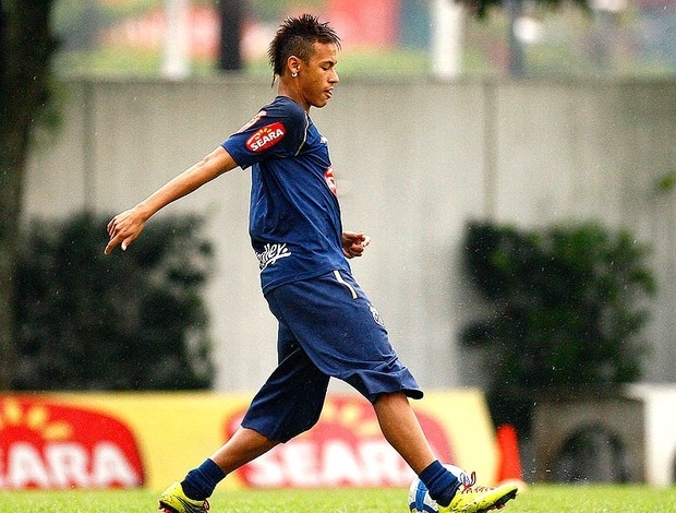 O atacante Neymar durante o treino desta tera-feira