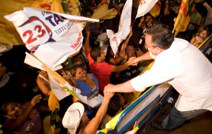 Candidato a senador cumprimenta eleitores durante com�cio no Parque Cuiab�