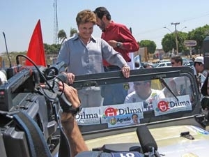 Dilma Rousseff (PT) durante carreata em Ceil�ndia, pr�ximo a Bras�lia, neste domingo
