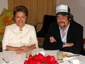 A candidata do PT � Presid�ncia, Dilma Rousseff, ao lado do ator porto-riquenho Ben�cio Del Toro, na manh� deste s�bado.