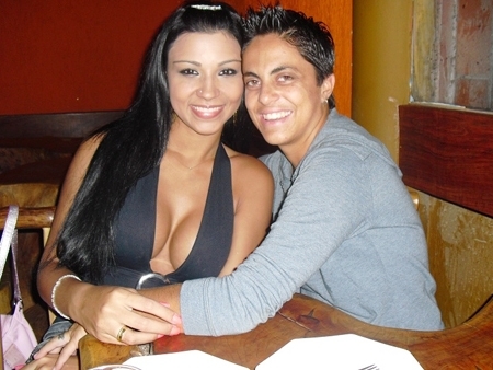 Jennifer Ferracine e sua namorada, Thammy Gretchen, trocam carinhos. Elas v�o se casar em setembro com fest�o em SP