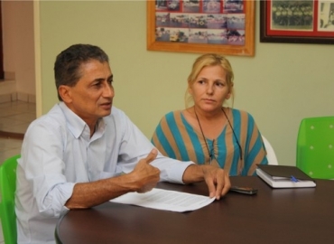 Prefeito Neurilan Fraga e a Secretria Municipal de Sade, Norma Barradas durante reunio que definiu criao da equipe.