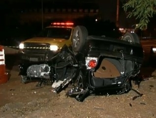 Motorista morre aps bater em rvore e capotar o carro em SP