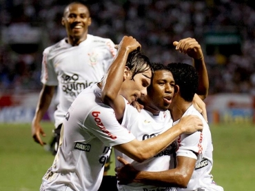 Com um jogo a menos, Corinthians chegou aos mesmos 41 pontos do Fluminense, mas ainda perde no saldo