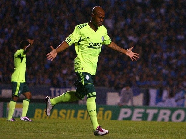 Marcos Assuno decidiu o jogo para o Palmeiras com um gol e uma assistncia