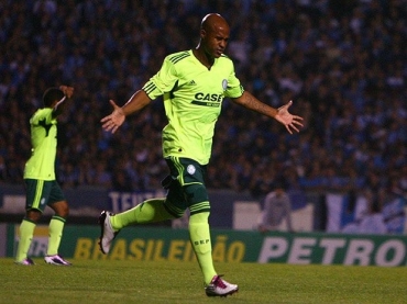 Marcos Assuno decidiu o jogo para o Palmeiras com um gol e uma assistncia