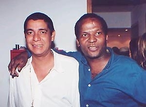 O músico Zeca Pagodinho (à esquerda) com o parceiro Deni de Lima, que morreu nesta quarta-feira (15) aos 49 anos